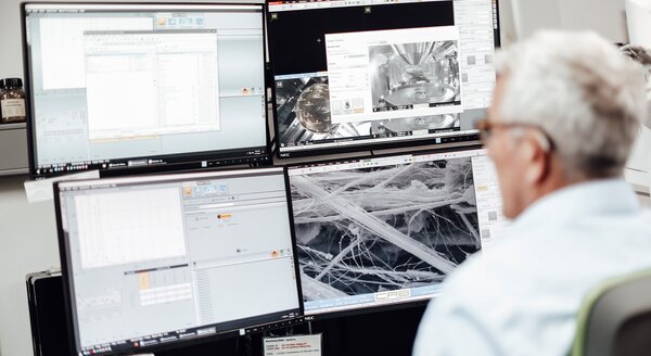 Medewerkers van CRB Analyse Service GmbH tijdens het uitvoeren van een asbestonderzoek | © CRB Analyse Service GmbH