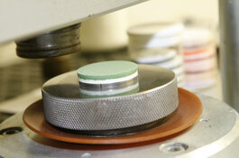 CRB GmbH | preparation of a pressed powder for X-ray analysis | © CRB Analyse Service GmbH